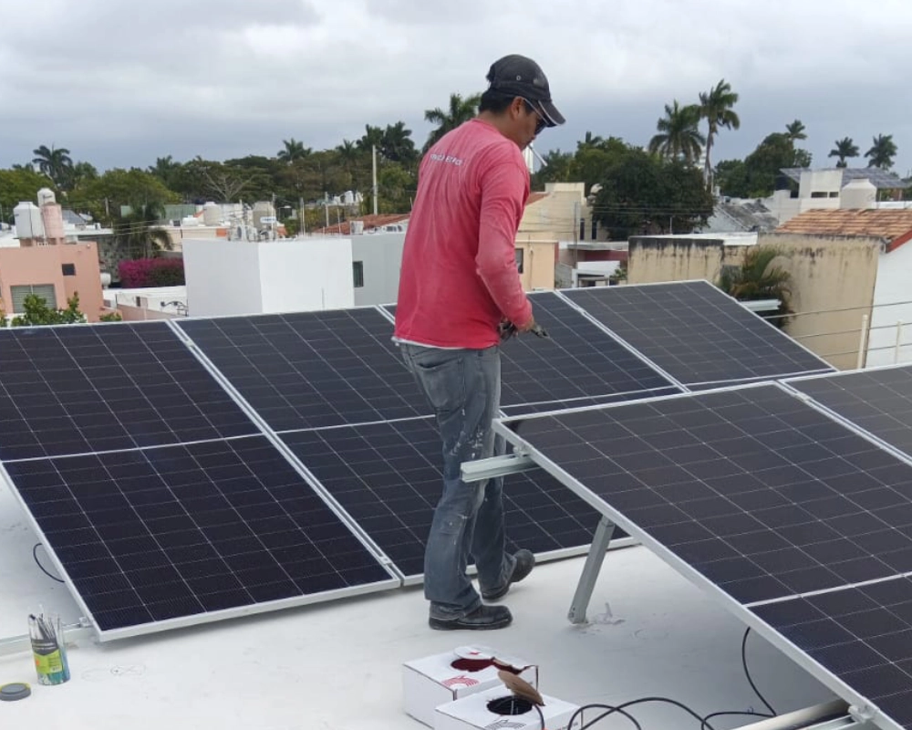 Paneles solares instalados en techo residencial